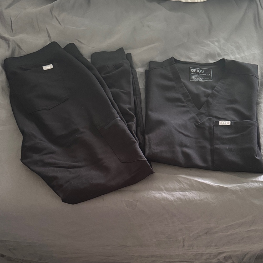 Figs Womens Scrubs Set - Black Size Medium - Joggers and Short Sleeve Top